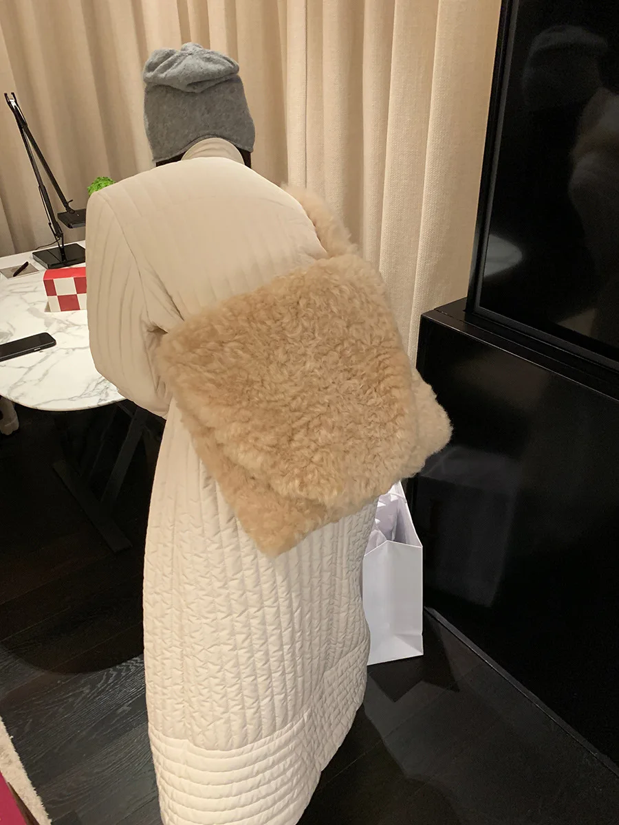 

Плюшевая сумка через плечо на одно плечо в стиле интернет-знаменитостей Мона, женская сумка большой вместимости, меховая сумка, новинка на о...