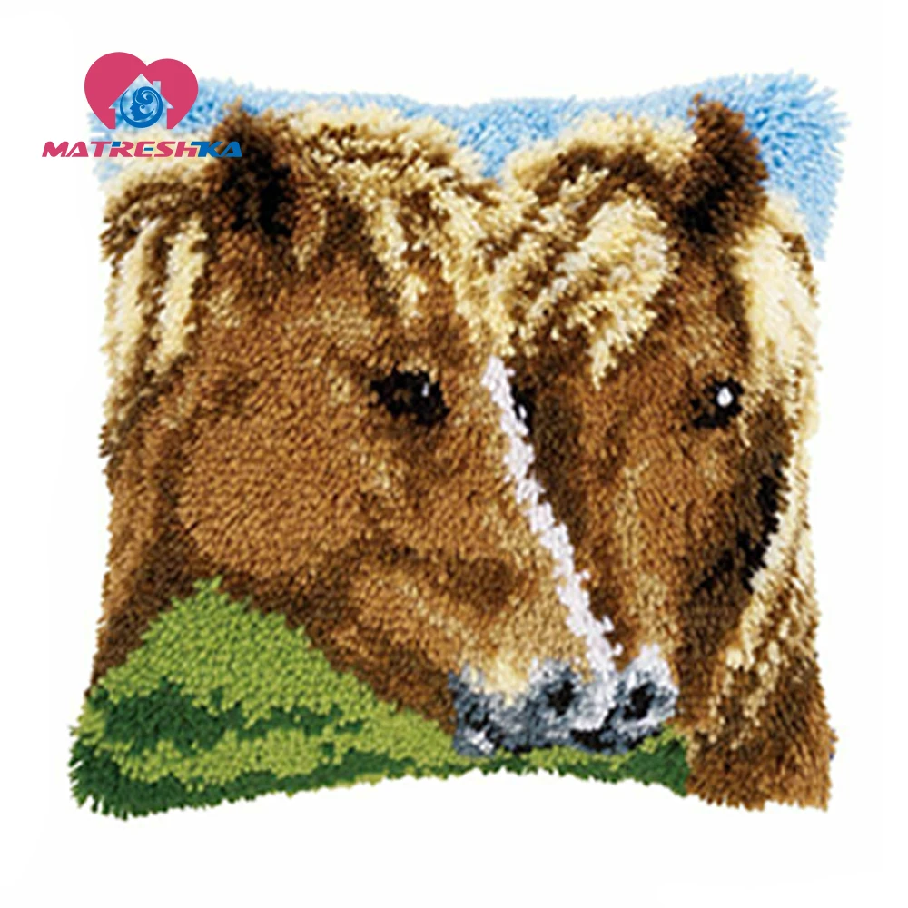 Домашнее украшение сделай сам подушка с животными лошадью и вышивкой крестиком