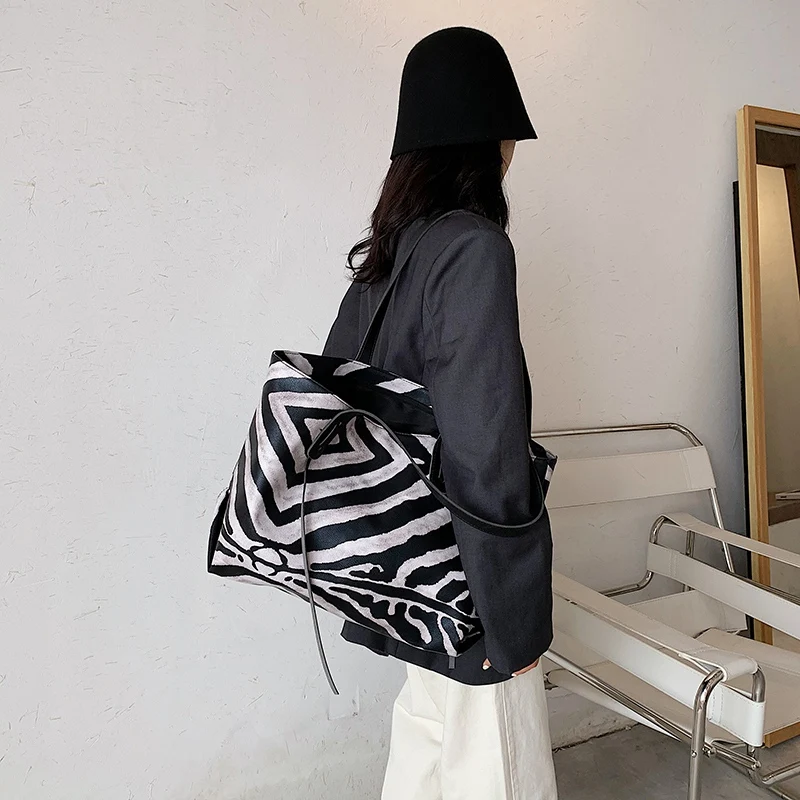 Сумка-мессенджер на плечо в черно-белую полоску вместительная Повседневная