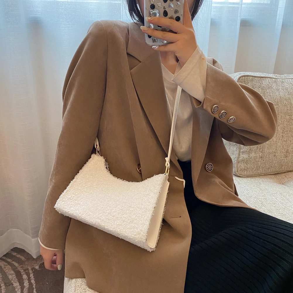 

Fashion Autumn Shoulder Crossbody Bag Women Plush Solid Color Party Hobos Street Bag Travel Autumn Winter Messenger Bags 2021