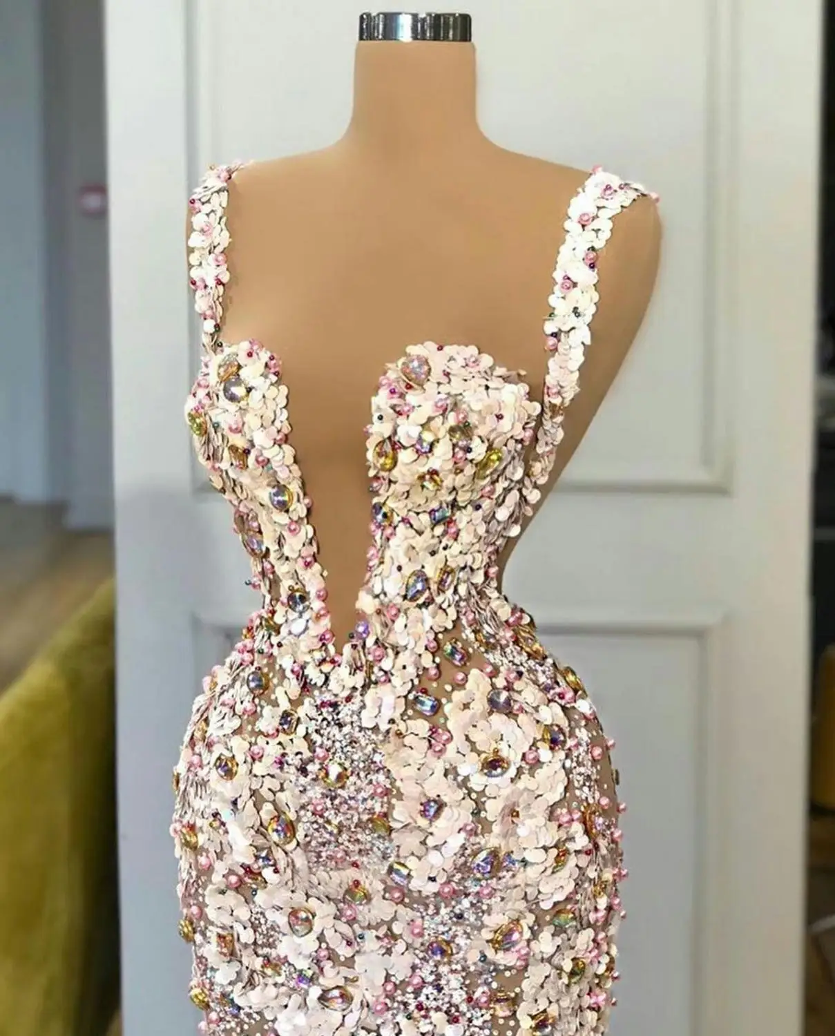 Gorgeous 3D Floral Appliques Evening Dresses with Crystals Illusion Deep V Neck Pearls Prom Gowns Luxury Fashion Designer Celebr