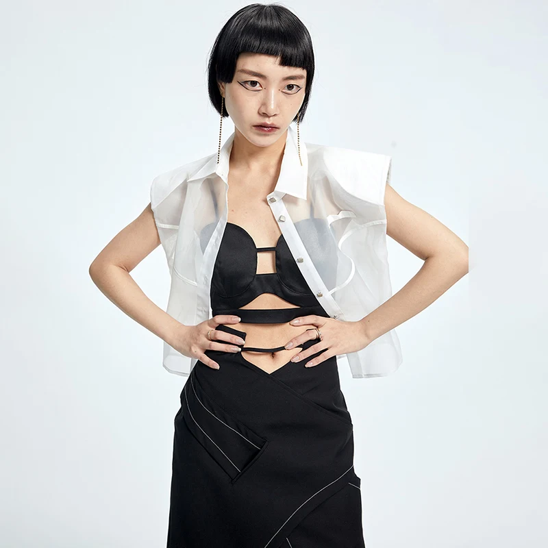 

[EAM] Women White Mesh Perspctive Shoulder Padded Blouse New Lapel Sleeveless Shirt Fashion Tide Spring Summer 2021 1DD9400