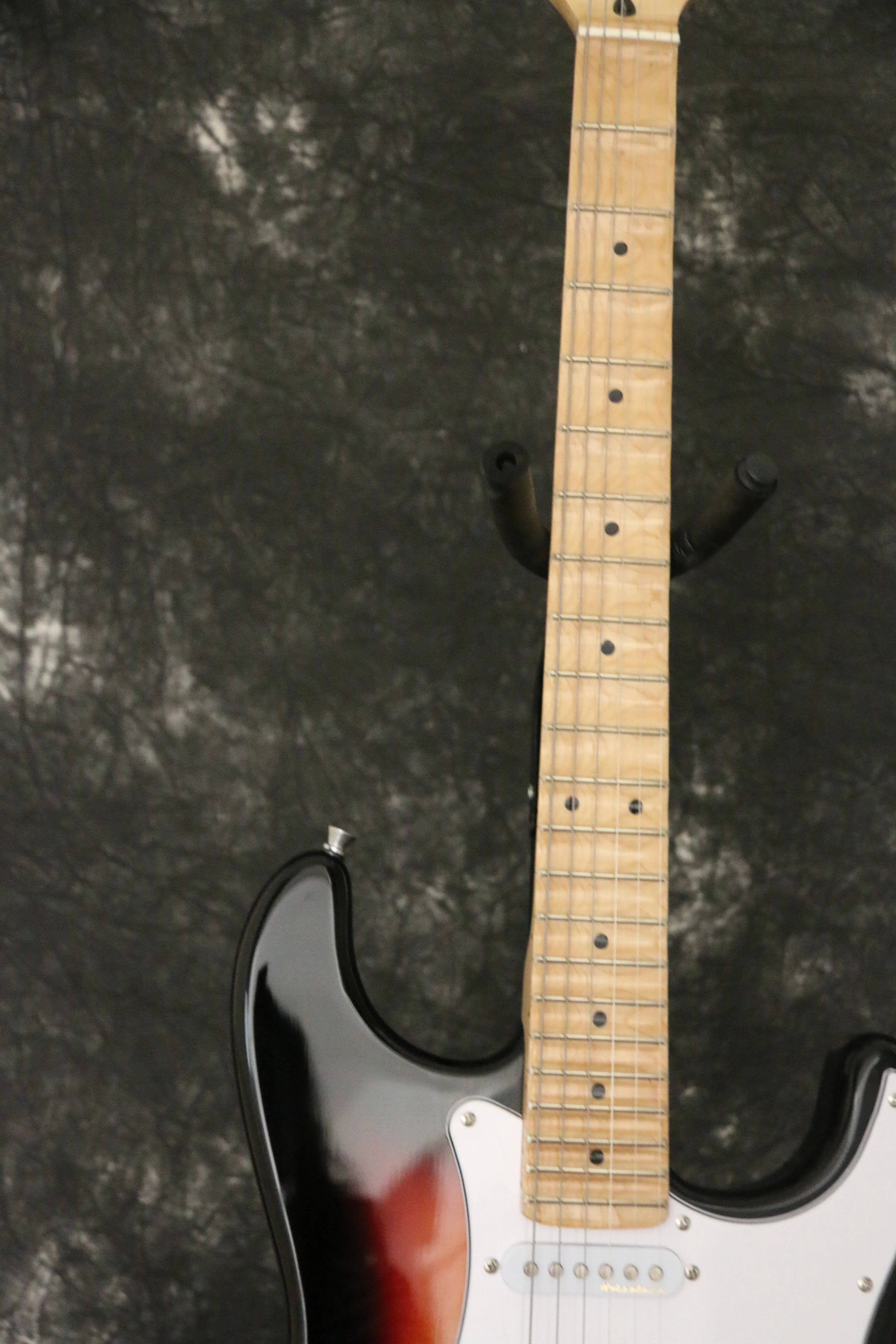 Глянцевая sunburst цветная зубчатая электрическая гитара ra звукосниматели sss клен шеи skunt инкрустация шеи назад гитара
