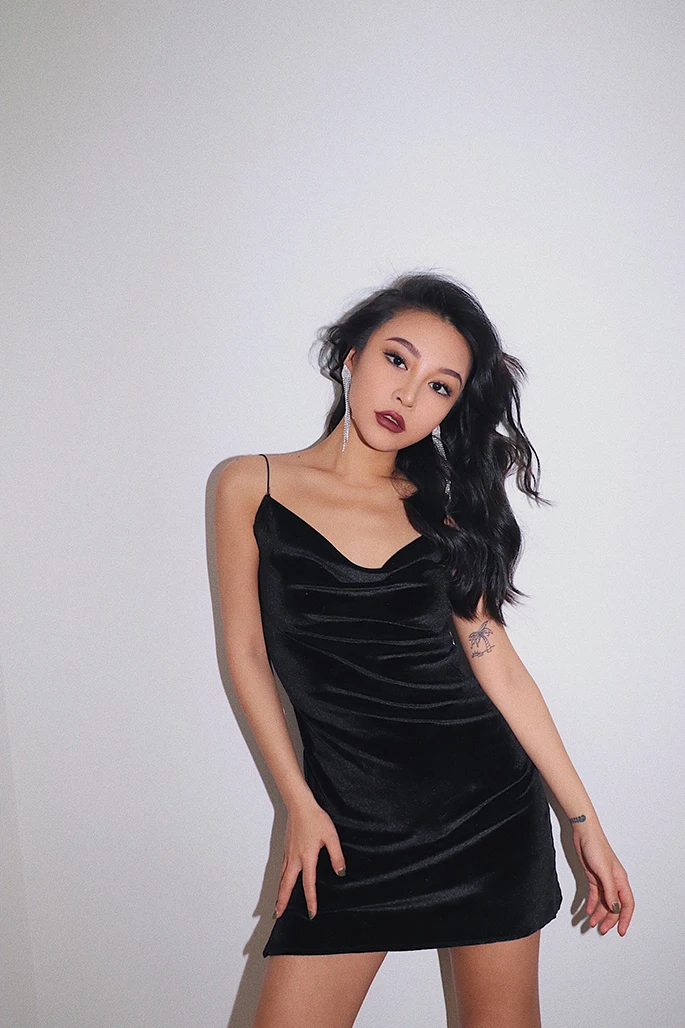 Женское платье без рукавов облегающее с открытой спинкой Боковым