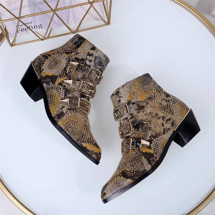 snake pattern Популярные женские ботильоны из натуральной кожи с заклепками; зимние ботинки для подиума на не сужающемся книзу массивном каблуке; ковбойские мотоциклетные ботинки с пряжкой - Цвет: snake pattern