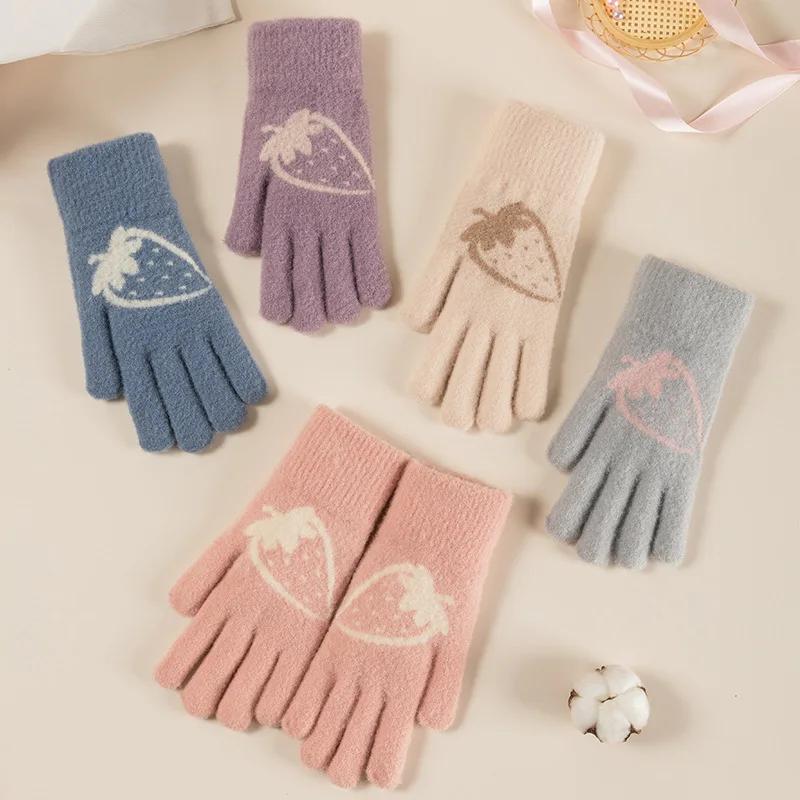 

Новые женские зимние утепленные кашемировые плотные милые шерстяные эластичные вязаные перчатки с клубничным рисунком
