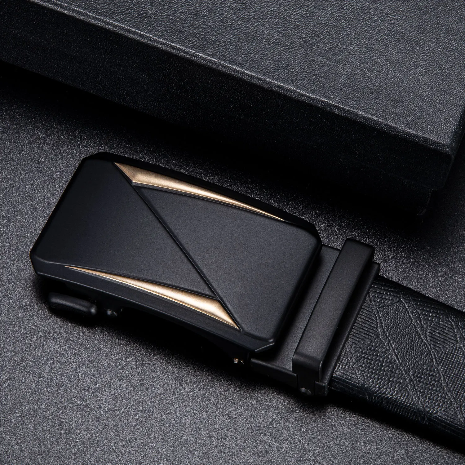 Мужской ремень Barry.Wang черный из воловьей кожи с золотой застежкой на талии