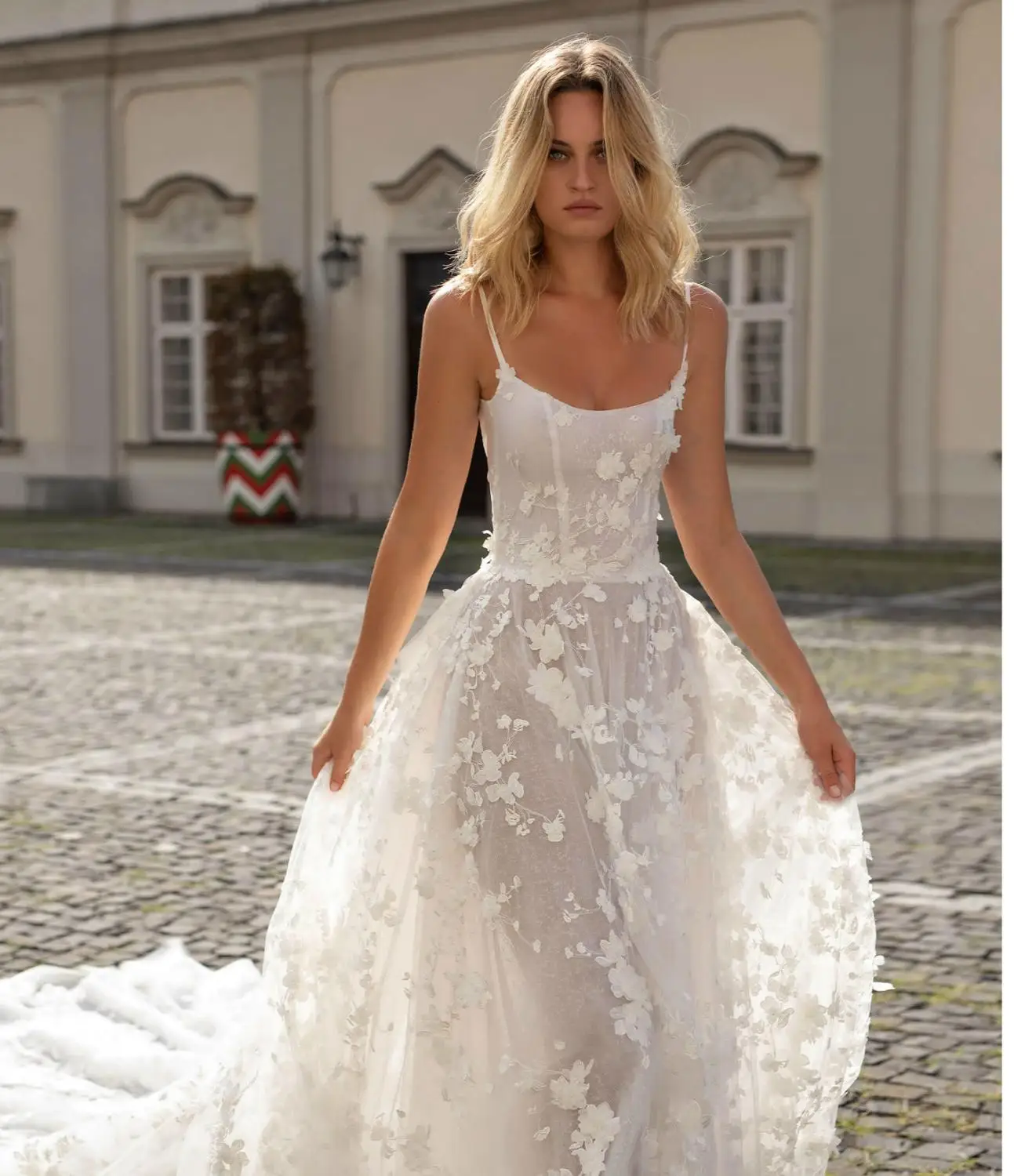 abiti da sposa genlinlik New Lace Wedding Dress 2020 Scoop Spaghetti Strap Chapel Train A-Line Bride Gown Vestido de noiva longo