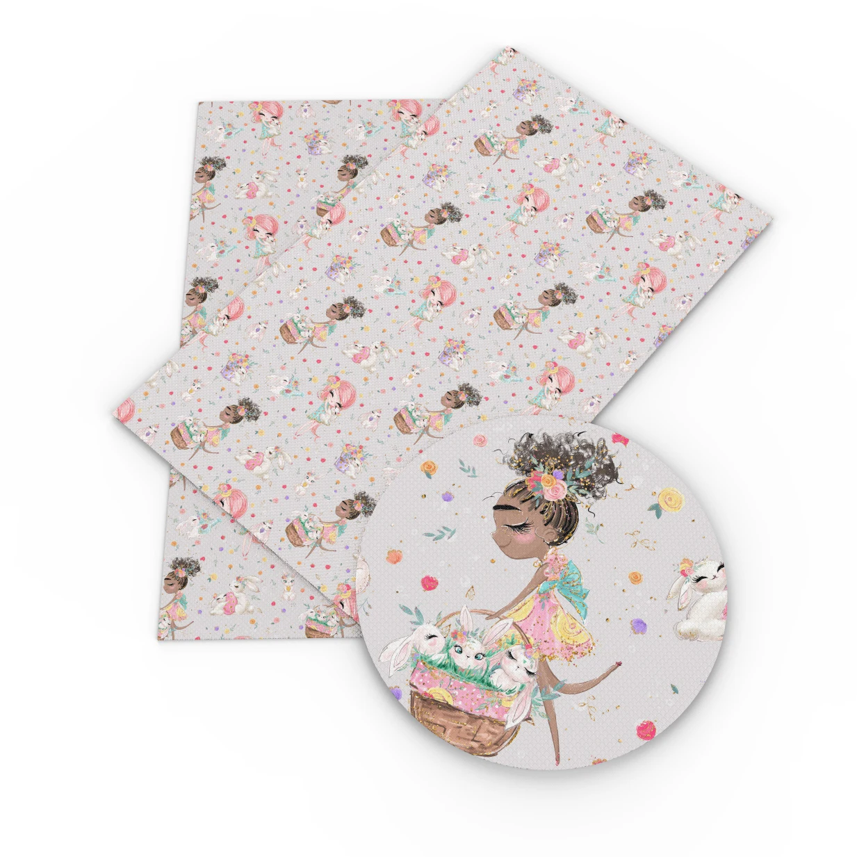 Счастливый и желтыми бантами на плечах с изображением пасхального яйца кроликов