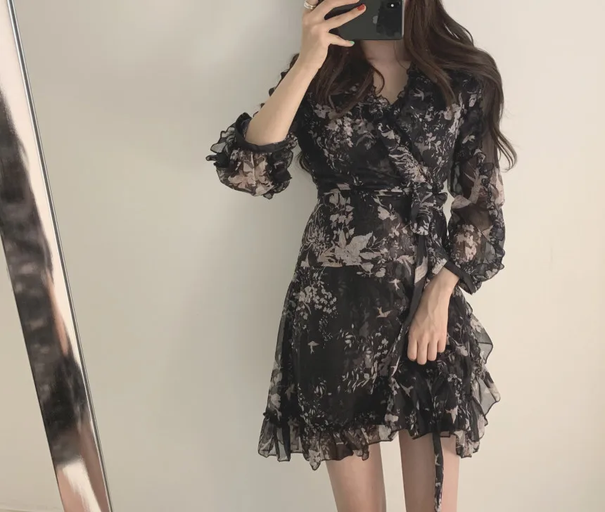 

2020 Spring New V-neck Floral Chiffon Dress Waist Flare Sleeve Dress