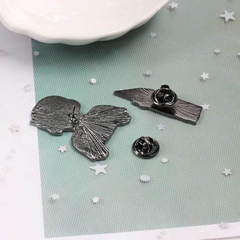 Модная креативная эмалевая брошь для женщин в виде девочки-мультяшки с ножом, значок-бадж, украшение на куртки, рюкзаки, кнопка-значок на лацканах, аксессуары.