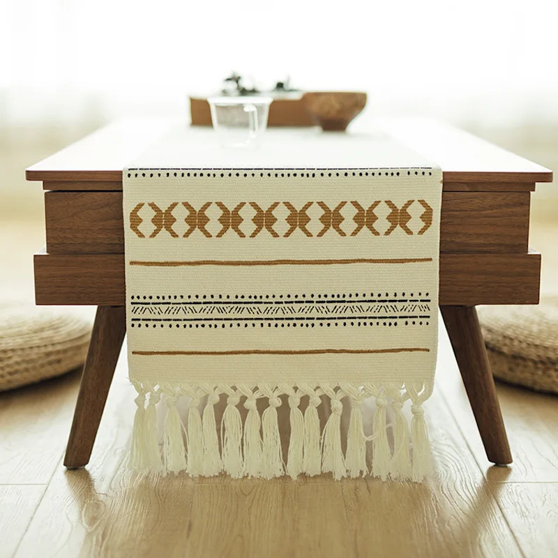 Скатерть DUNXDECO тканевая с геометрическим рисунком золотистыми и черными линиями |