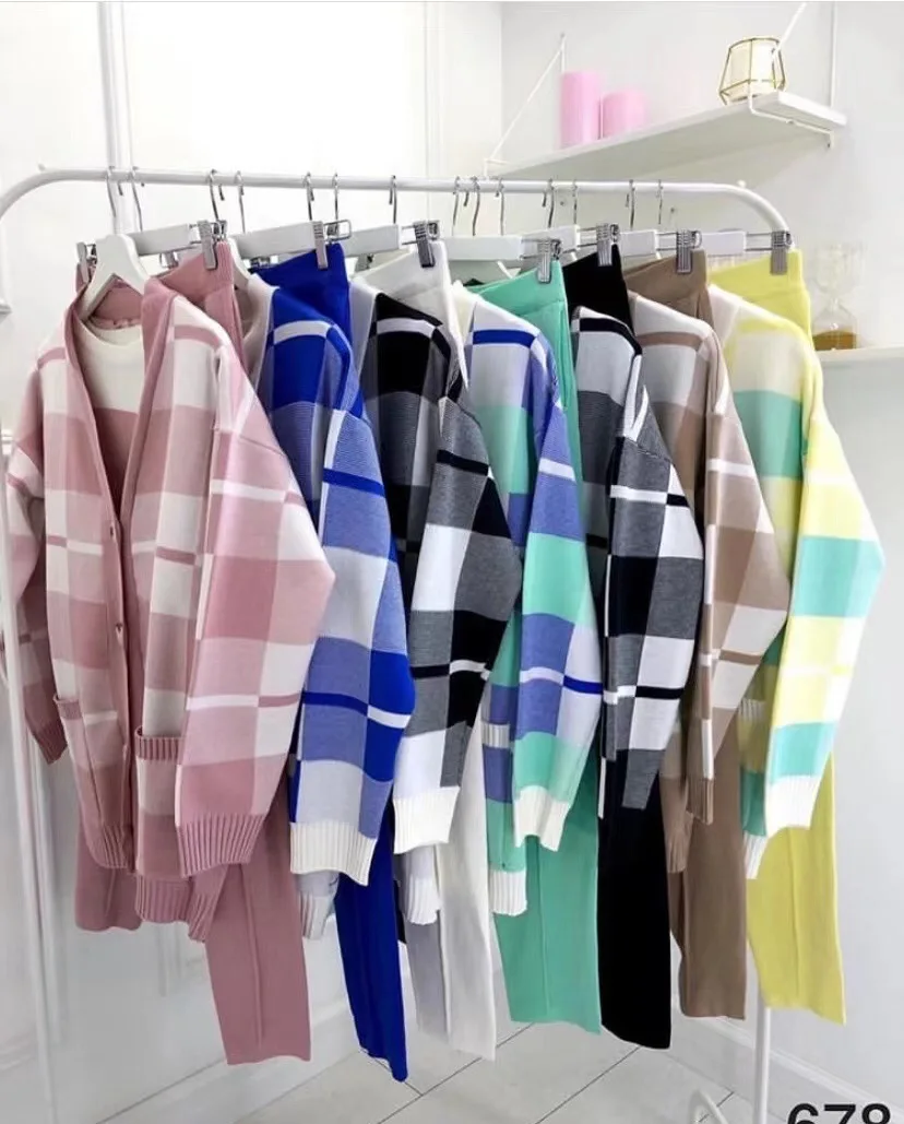 Женский трикотажный костюм ALPHALMODA короткий пуловер + клетчатый кардиган брюки