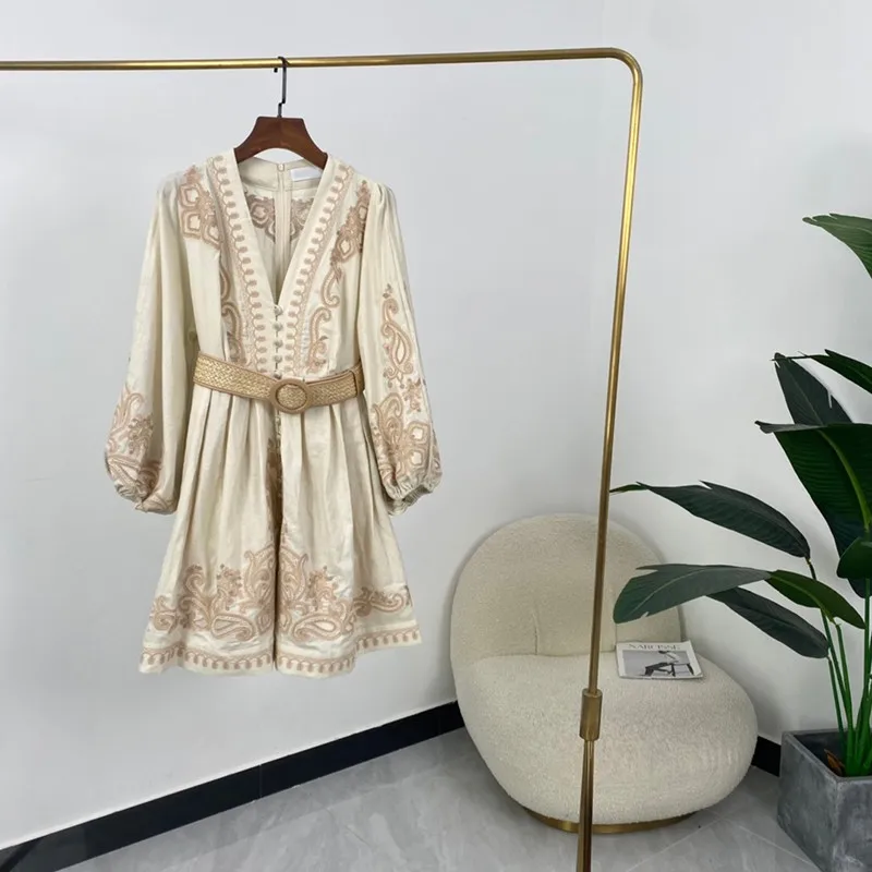 

Женское льняное платье-мини с цветочной вышивкой и рукавами-фонариками