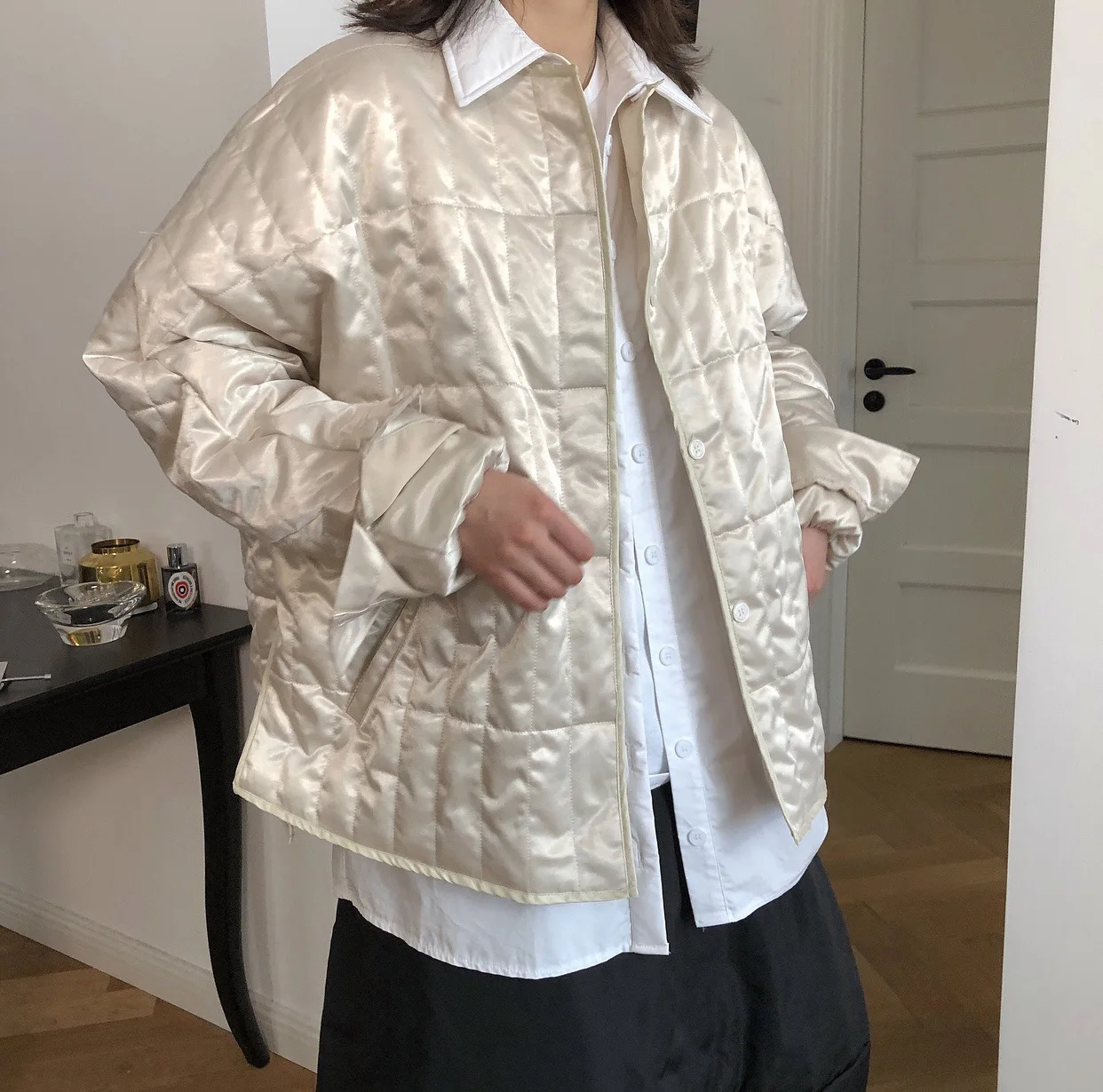 Осенние новые модные атласные стеганые куртки с круглым вырезом и хлопковой