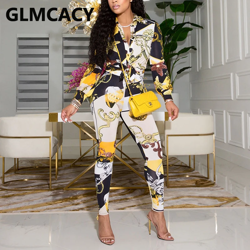 

Костюм-двойка с винтажным принтом, рубашка с длинным рукавом на пуговицах и узкие брюки