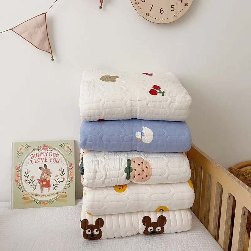 

Корейская стеганая детская кроватка, простыня с принтом вишни, медведя, клубники, хлопковая детская простыня для младенцев, матрас для детс...