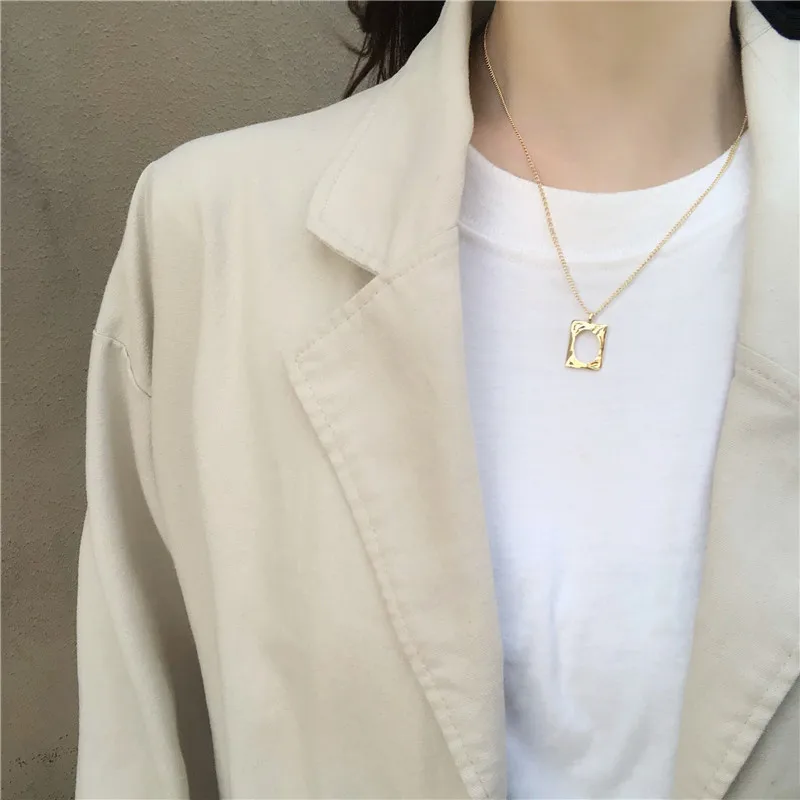 В минималистском стиле Цвет золотистый серебристый цепи геометрический