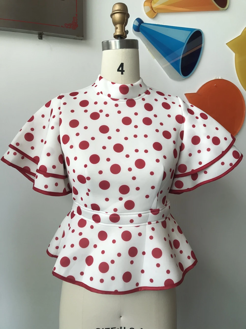 Женская офисная блузка красного цвета с высокой талией и оборками на рукавах |