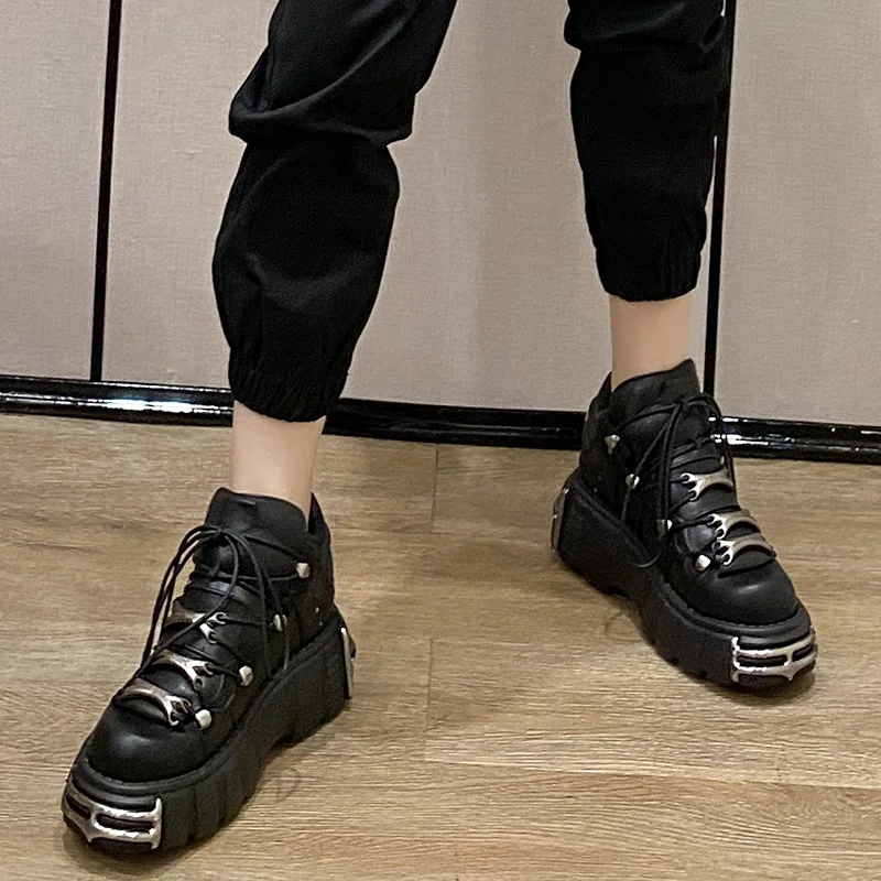 Женские кроссовки на платформе в стиле панк |