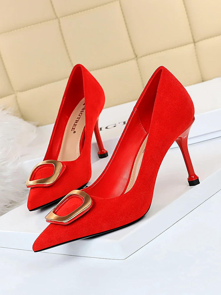 

Туфли женские на высоком каблуке, модные пикантные тонкие замшевые туфли с острым носком и металлическими пряжками