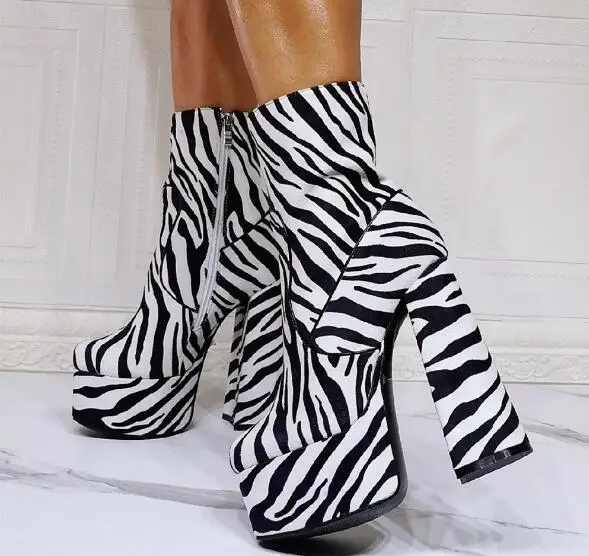 

Пикантные ботильоны на платформе с круглым носком в полоску с принтом зебры; Женские вечерние полусапожки на массивном каблуке 150 мм в стиле пэчворк; Цвет черный, белый