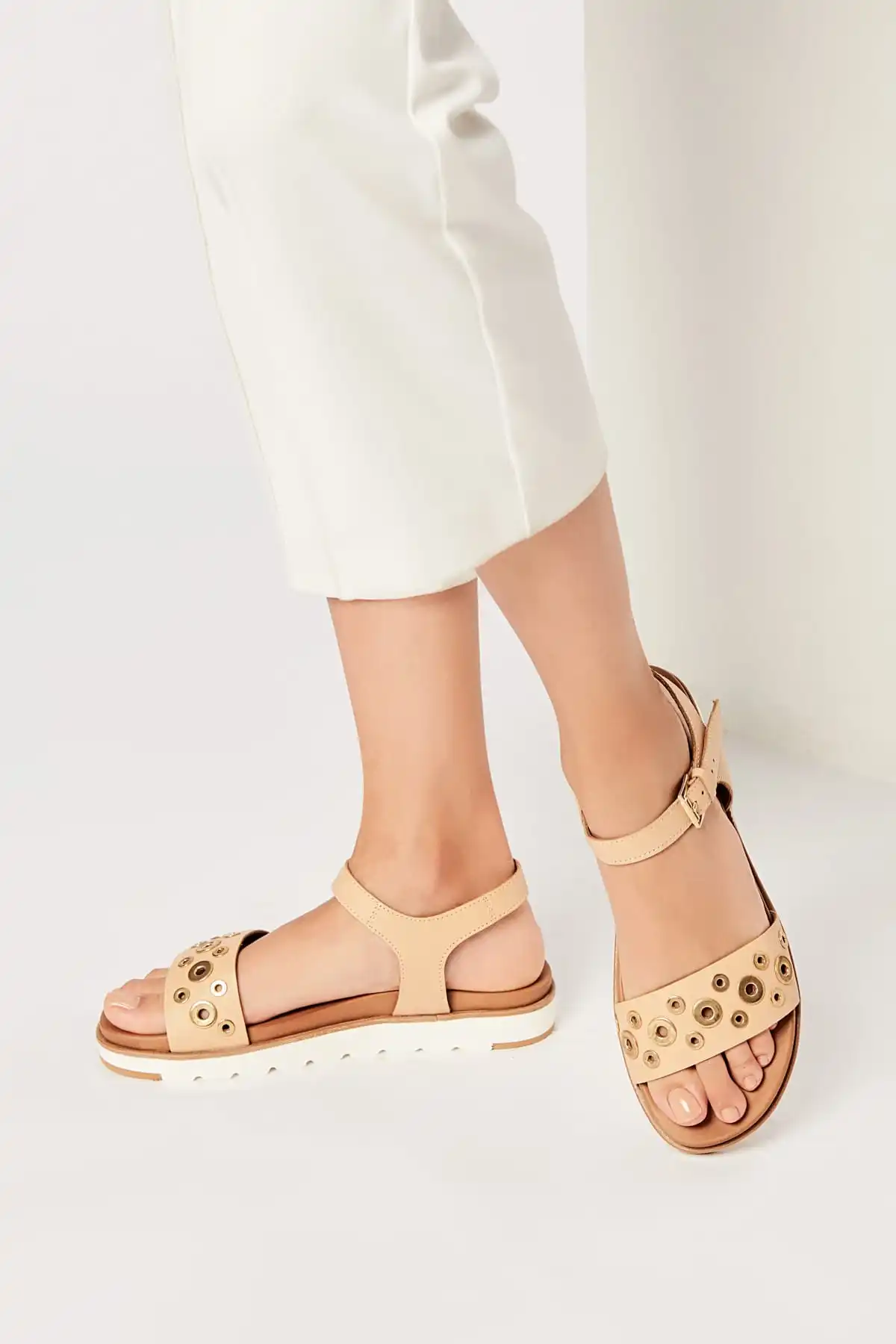 Бежевые женские босоножки из натуральной кожи с жемчугом коллекция 120130002083 года |