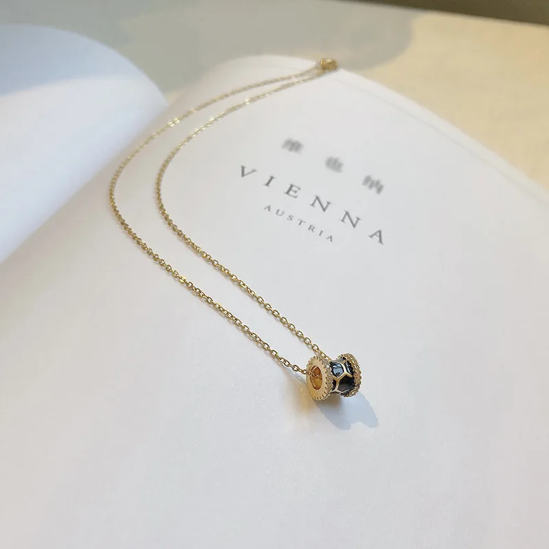 

European style new simple fashion small waist black diamond cold wind pendant net red titanium steel necklace