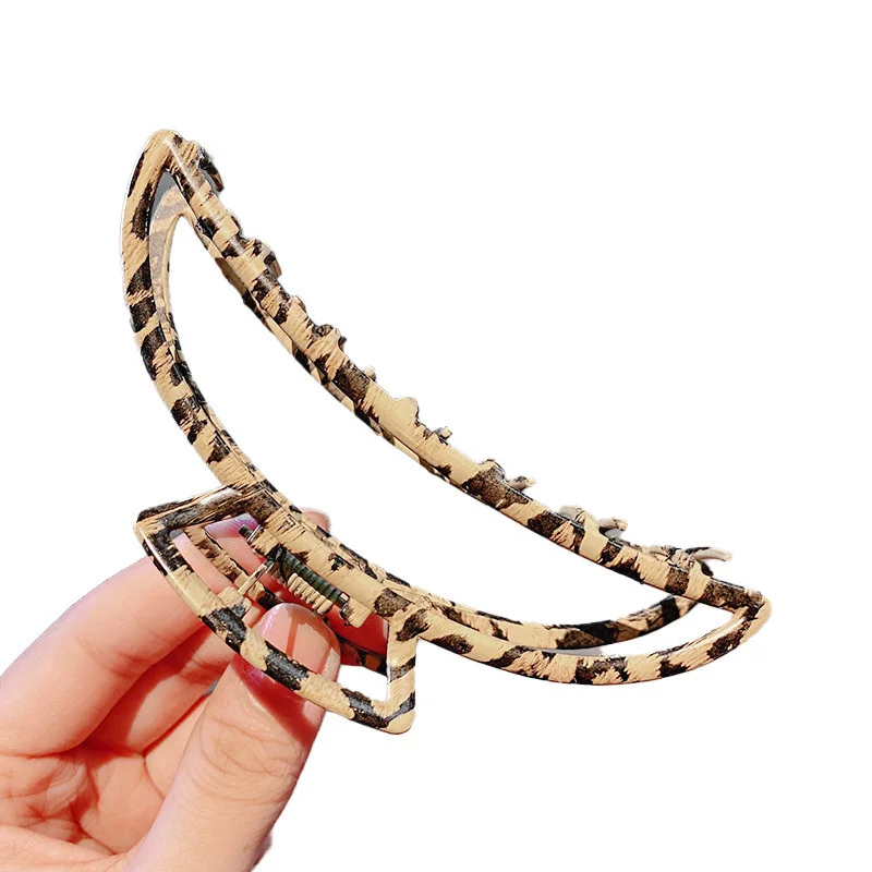 

New Leopard Crabs Chic Hair Clips For Women Fashion Metal Hair Claw Girl Hollow Out Geometric Butterfly Cat Ear Hair Accessories