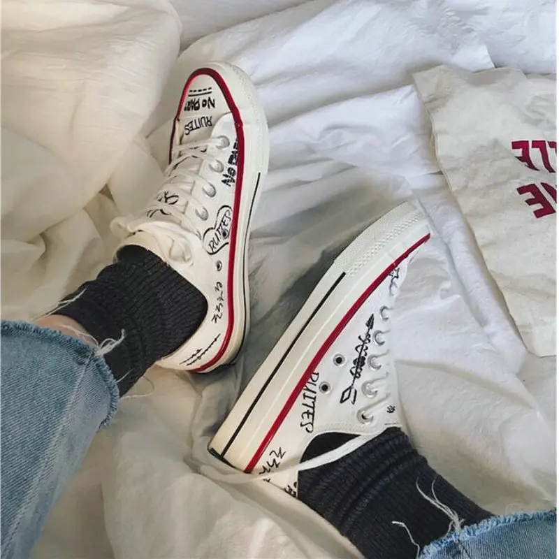 

2019 женские парусиновые Кеды белого цвета в стиле «граффити»; Женская обувь модные летний Лидер продаж на резиновой подошве в повседневном с...