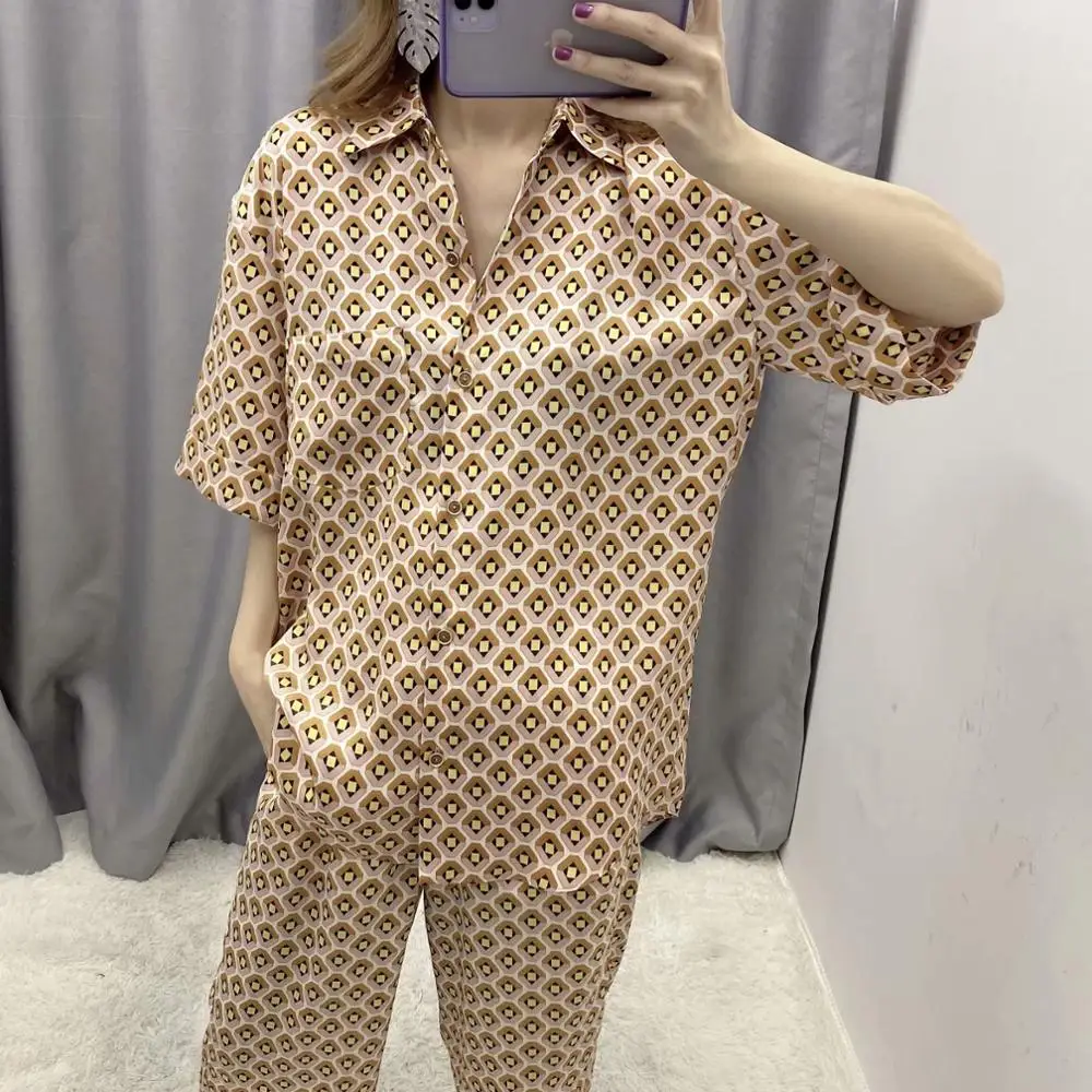 Женский костюм из двух предметов летняя блузка с геометрическим принтом и брюки