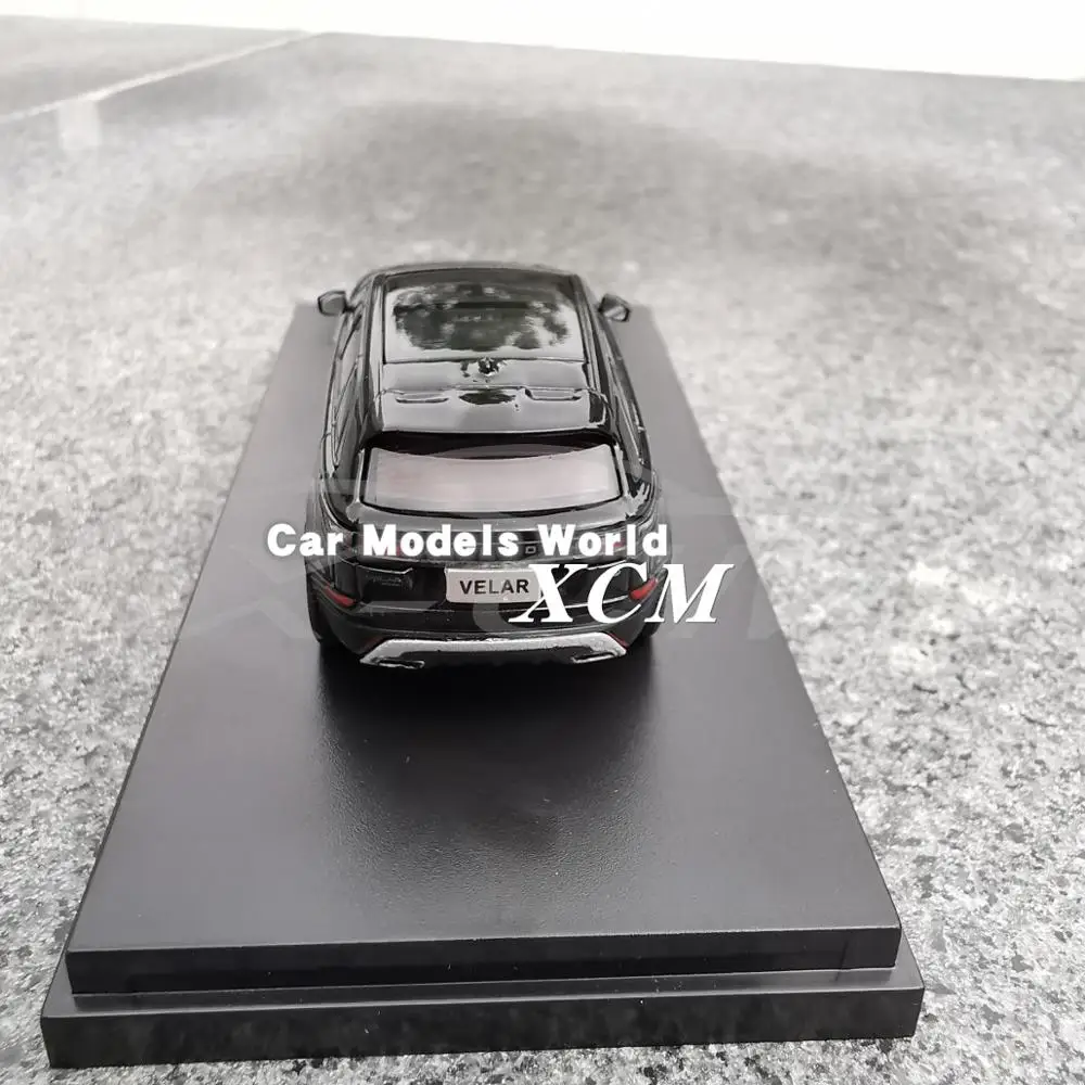Модель литая автомобиля для моделей LCD Velar 1:64 (черный) + небольшой