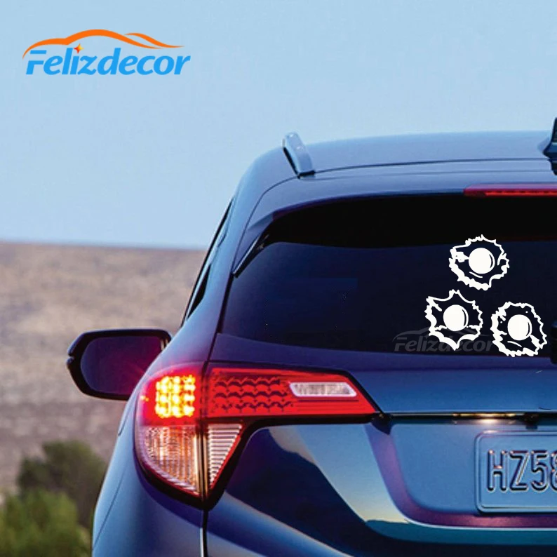 Знак оставленный отверстием сквозь который проходит виниловая наклейка на