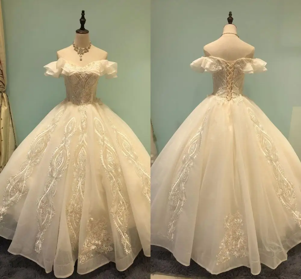 Кружевное бальное платье цвета шампанского с аппликацией и цветами|Свадебные