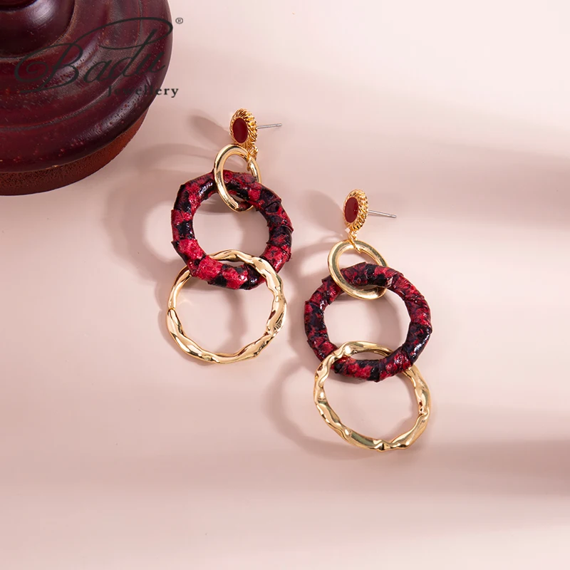 

Badu серьги 2021 тренд золотые и красные кожаные контрастные цвета длинные висячие серьги сшивание Геометрическая круглая цепочка для женщин