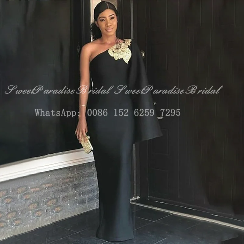 Черное атласное вечернее платье на одно плечо с длинными рукавами и аппликацией