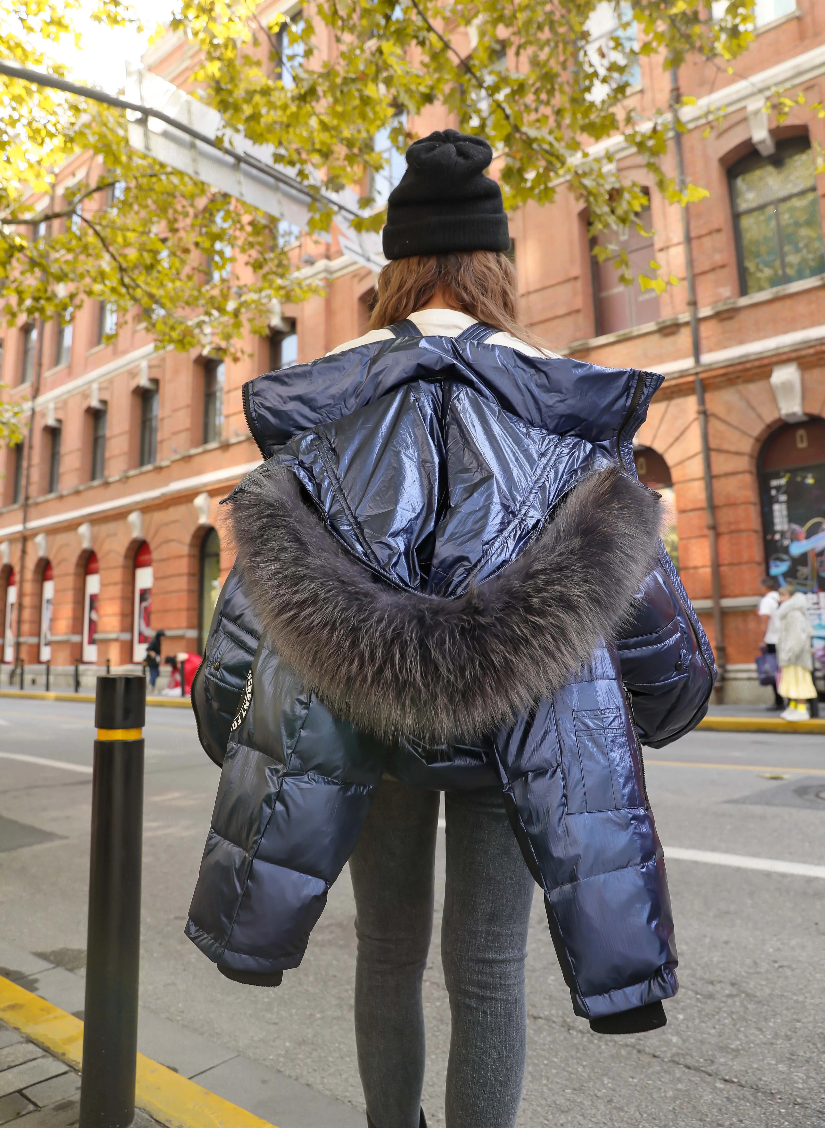 Женский пуховик на белом утином пуху свободная короткая парка с воротником из