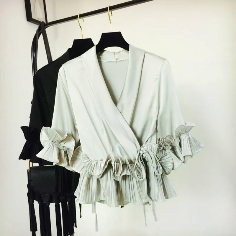 Шифоновая рубашка с объемными цветами и треугольным вырезом плиссированные