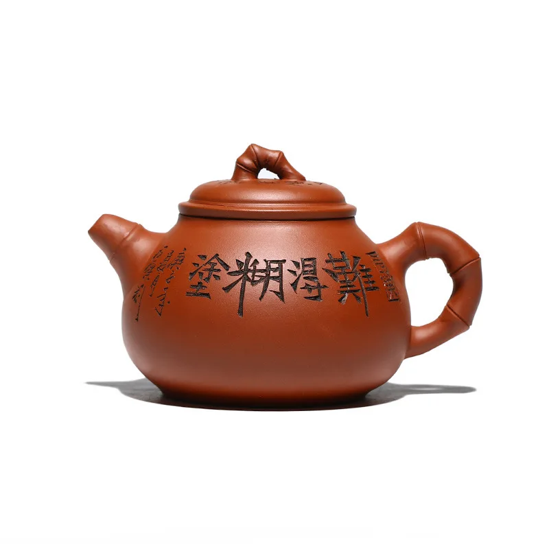 

It's hard to be confused. The teapot is carved with purple clay. The original teapot is made of small red clay. It's half