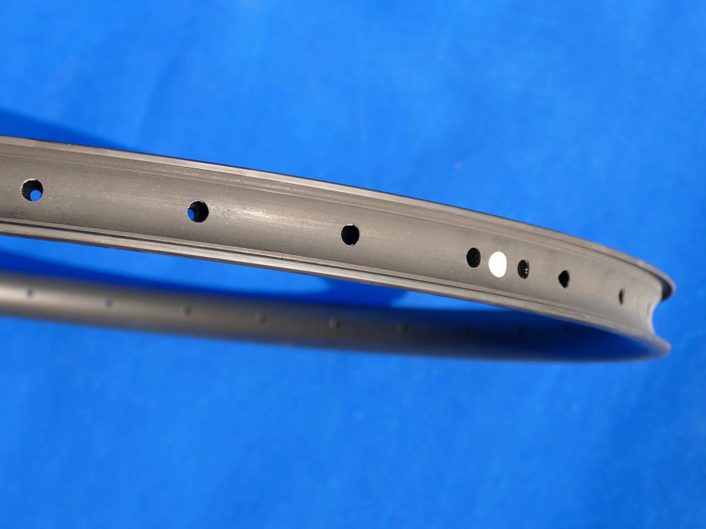 В комплект входит 1 пара ободов (передние и задние) полностью из углеродного