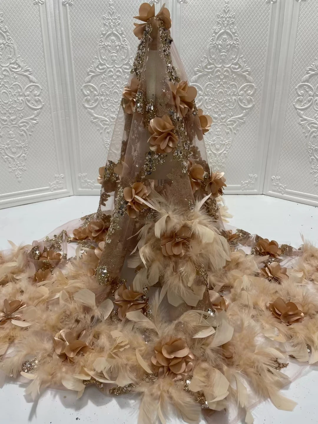 

Большие цветы и перья дизайн Новое поступление красивая сетчатая Тюлевая кружевная ткань для женского вечернего платья ZX4153