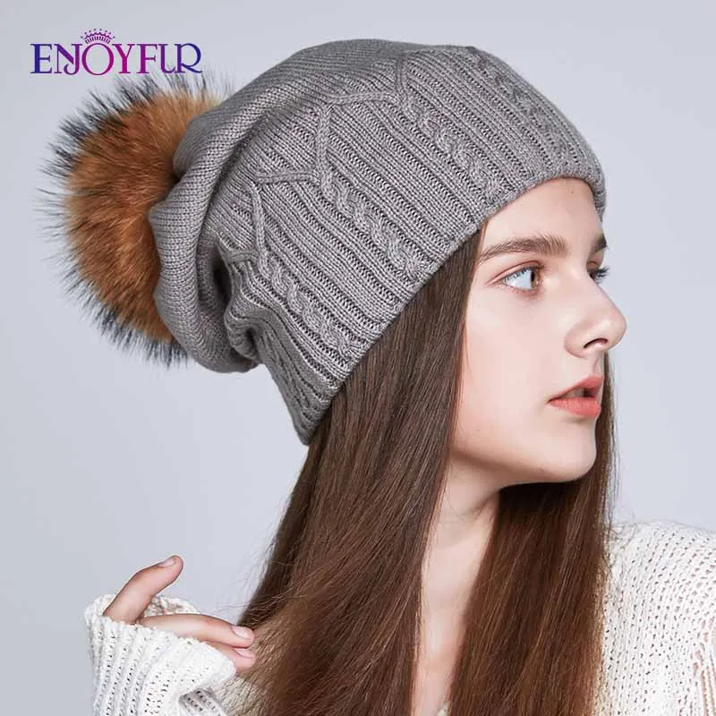 ENJOYFUR толстый зимний Шапки для Для женщин мех енота помпон шапки модные твист-типа с напуском теплая подкладка шапочки