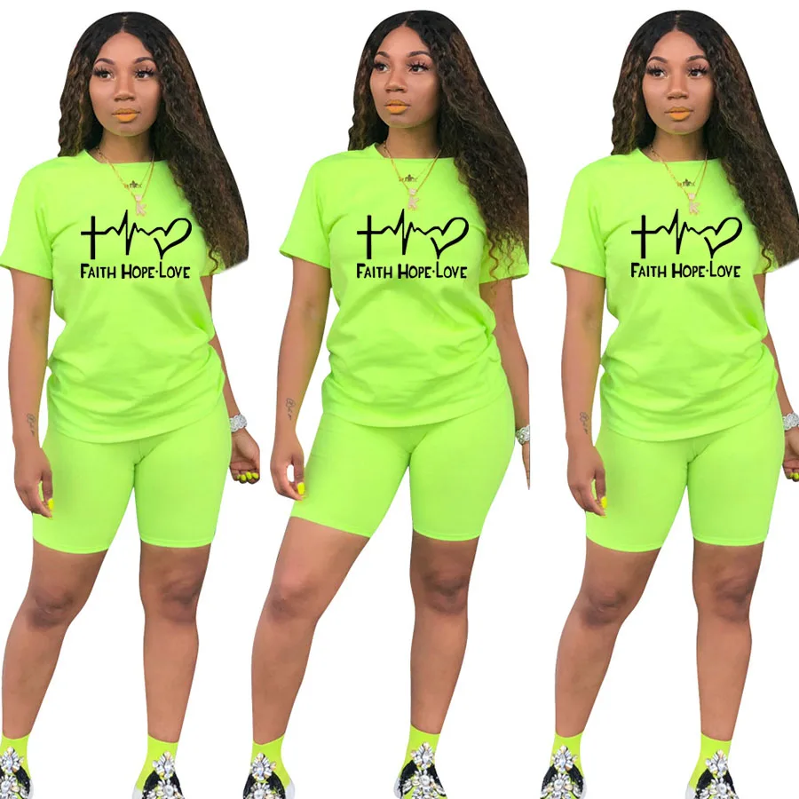 Женский спортивный костюм из 2 предметов футболка с надписью и шорты