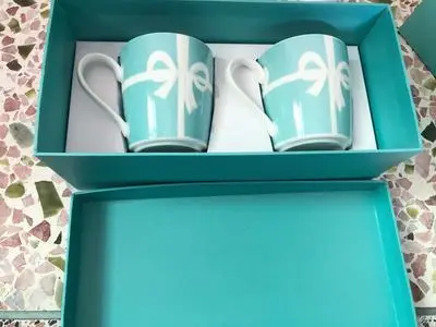 two mugs gift box Голубая рельефная Роза костяного фарфора кружка и чашка 350 мл белые фарфоровые чашки для кофе свадебный подарок на день рождения - Цвет: two mugs gift box