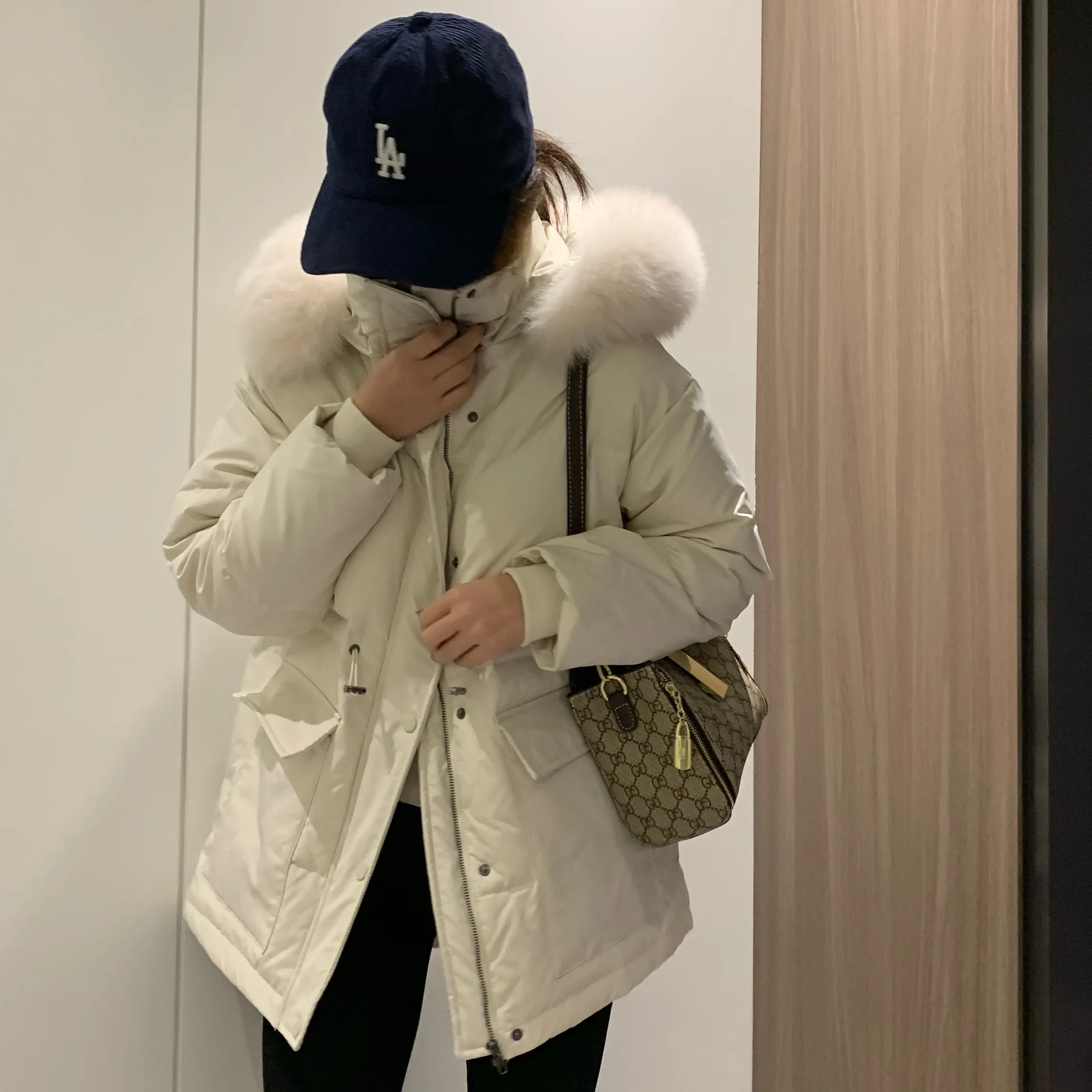 

Новинка зимняя модная куртка пуховик с большим воротником из лисьего меха пальто из белого утиного пуха женская одежда