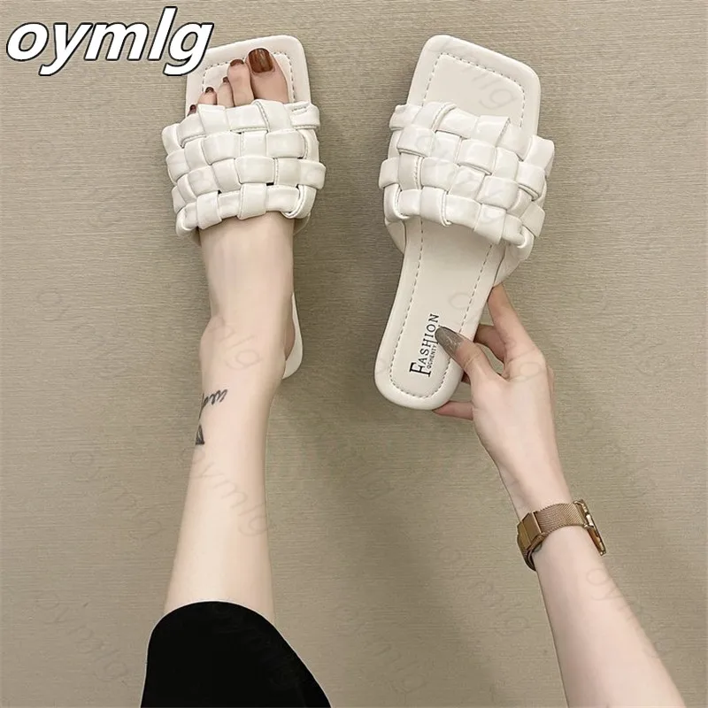 

2021 summer new Woven slippers women outer wear fashion square head one-word drag net red flat sandals slippers