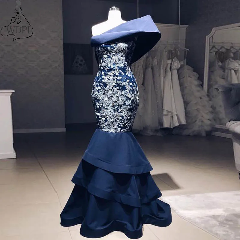 Женское вечернее платье на одно плечо темно синее с кружевной аппликацией и