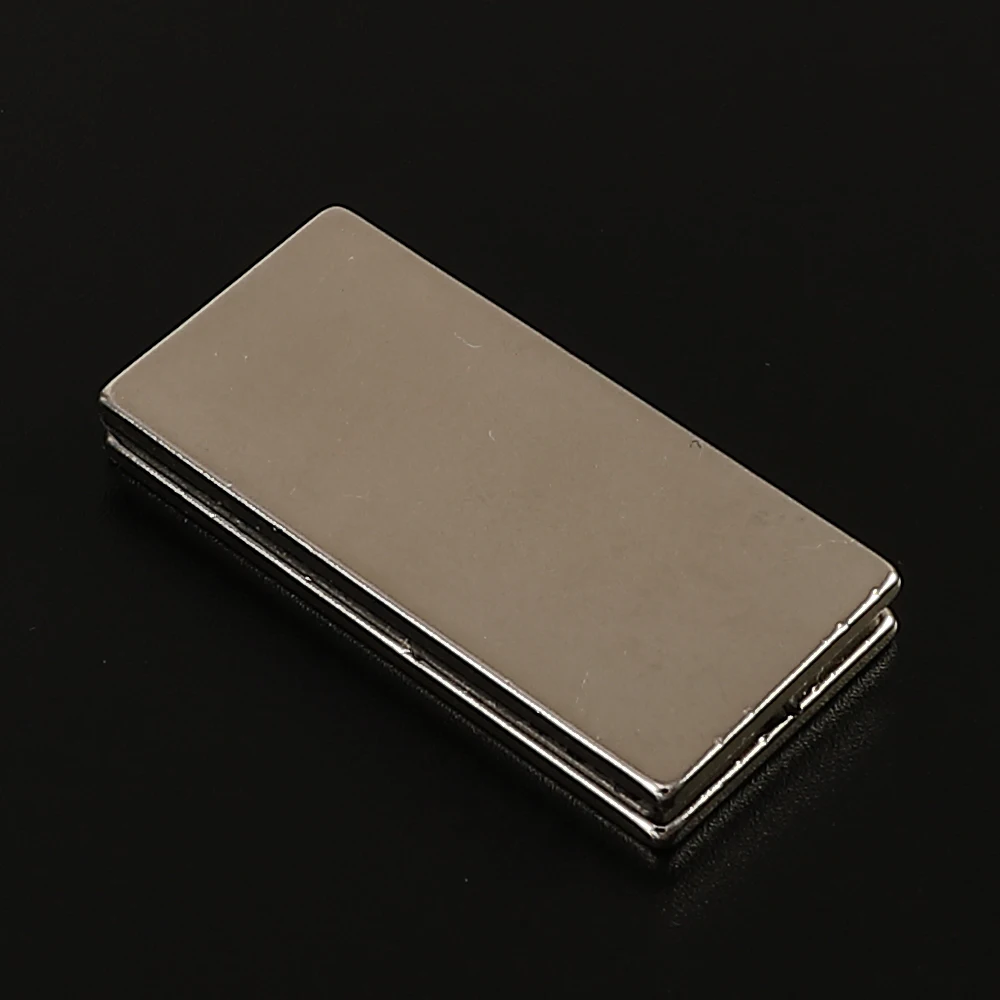 Сильный неодимовый магнит редкоземельный постоянный с клеем 3M 2 шт. 40 х20х2 мм |