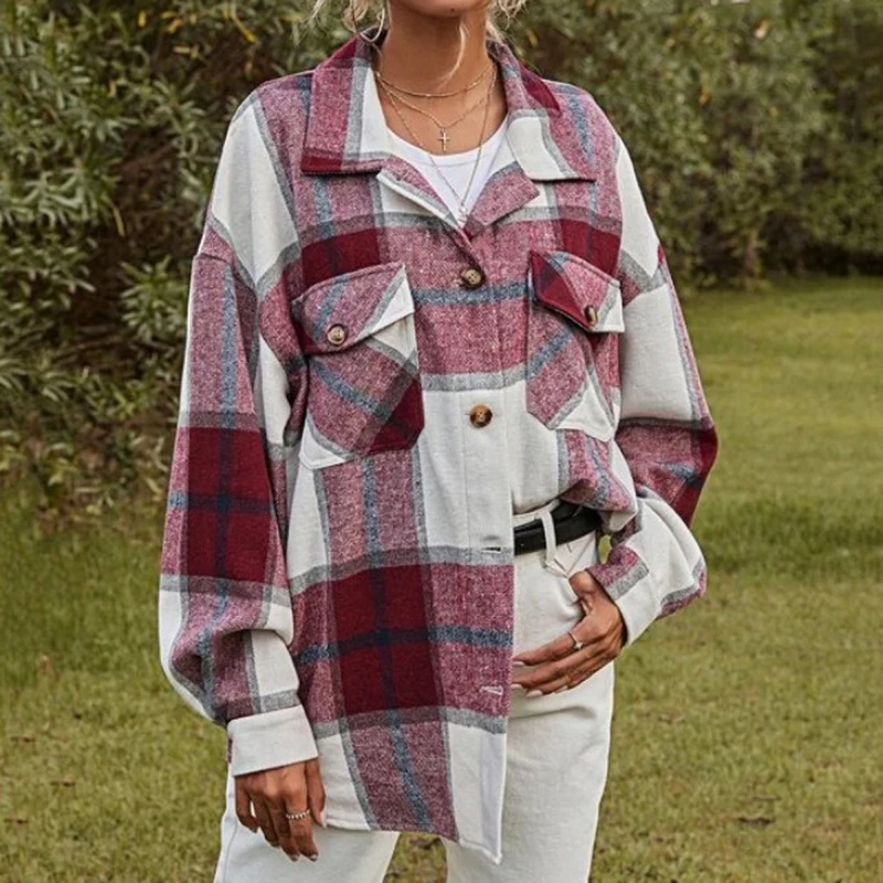 Женская клетчатая куртка с отложным воротником длинным рукавом и нагрудными