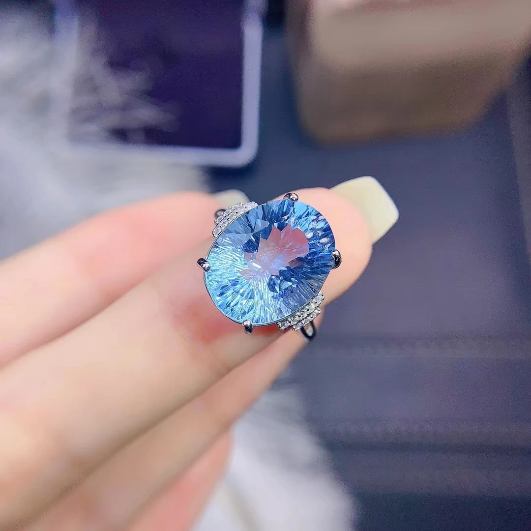 Женское кольцо из серебра 925 пробы с овальным голубым топазом
